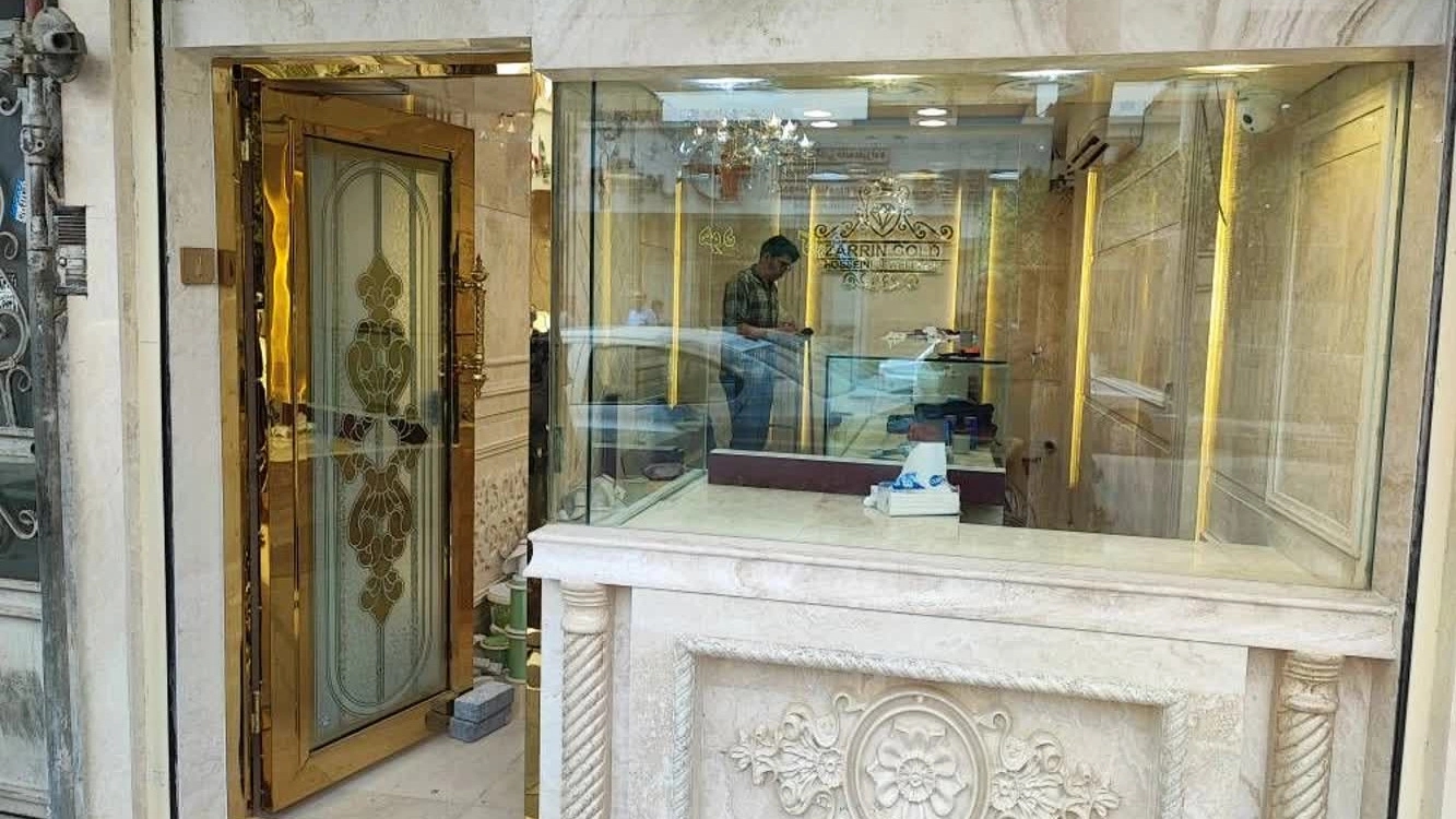 طراحی صفر تا صد ویترین طلا فروشی در مشهد طراحی صفر تا صد ویترین طلا فروشی در مشهد